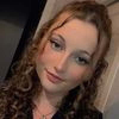 Manon  zoekt een Kamer / Studio / Appartement in Den Haag