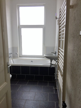 Badkamer met douche, bad en toilet